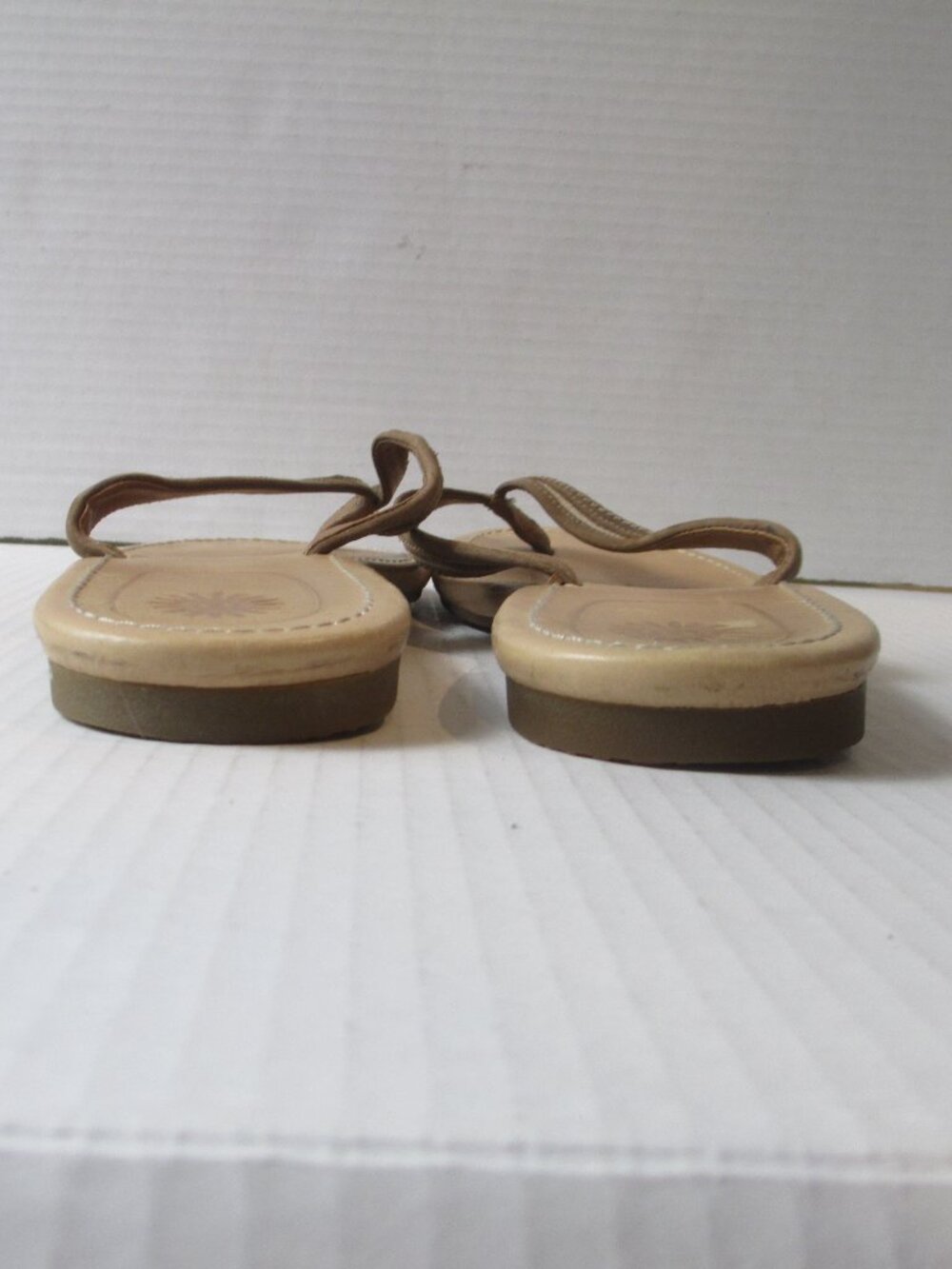 UGG Elyza II Tan/Gold Leather Flip Flop Sandals Comfort Casual Women’s Size 10 - Picture 5 of 8